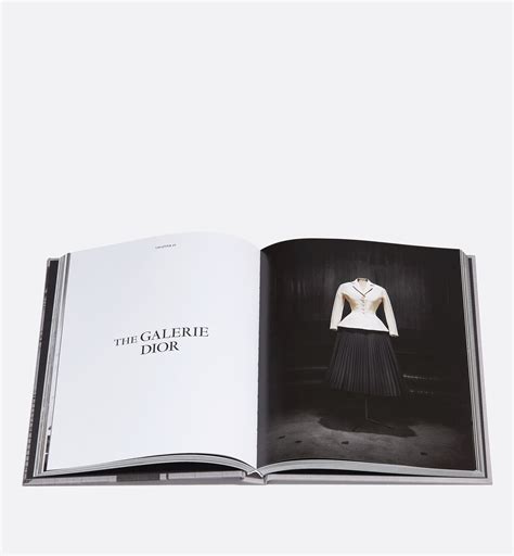 dior 30 avenue montaigne book|Dior 30 montaigne wardrobe.